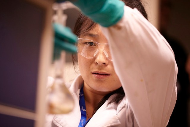 
	中國(guó)儲(chǔ)能網(wǎng)訊：新能源是電子消費(fèi)品廠商探索的關(guān)鍵方向之一，縮減電池尺寸、提升續(xù)航能力對(duì)硬件有限的內(nèi)部空間至關(guān)重要。不過(guò)，現(xiàn)階段市面上并未出現(xiàn)大規(guī)模取代鋰電池的產(chǎn)品，而且這種情況在未來(lái)20年內(nèi)或許也不會(huì)改變