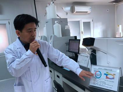 　　2月23日，記者從北京市召開的推進(jìn)疏解整治提升促進(jìn)首都生態(tài)文明與城鄉(xiāng)環(huán)境建設(shè)動(dòng)員大會(huì)上了解到，2018年北京將力爭(zhēng)PM2.5濃度繼續(xù)下降，完成PM2.5精細(xì)化來源解析，以街鄉(xiāng)鎮(zhèn)為單元，實(shí)現(xiàn)PM2.5、粗顆粒物自動(dòng)監(jiān)測(cè)的“全覆蓋”。  　　圖為北京市環(huán)境保護(hù)監(jiān)測(cè)中心工作人員向記者介紹北京市PM2.5監(jiān)測(cè)情況