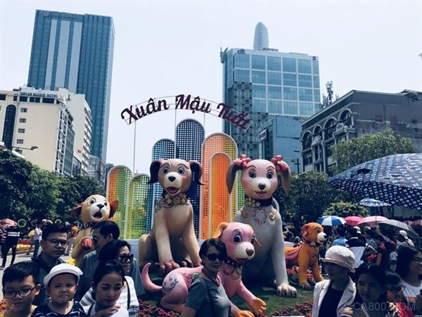 
                    
	“越南民眾從十年前沒有購買公寓樓的習(xí)慣到現(xiàn)在排隊(duì)抽號，從十年前比較空曠的道路到現(xiàn)在私家車甚至豪車隨處可見?！痹谠侥瞎ぷ魃钍嗄?，越南鈴中加工出口區(qū)（下稱“鈴中出口區(qū)”）總經(jīng)理陽開勇實(shí)實(shí)在在感受到越南老百姓的錢包鼓起來了