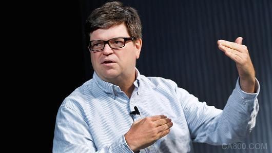 
                    
	谷歌AI掃描人眼預(yù)測心臟病 


	谷歌的野心似乎還在繼續(xù)擴(kuò)大，該公司在機(jī)器學(xué)習(xí)的助攻之下，正將目光瞄準(zhǔn)了心血管疾病。


	在《自然》子刊《生物醫(yī)學(xué)工程》雜志發(fā)表的一篇論文中，這家搜索巨頭的生命科學(xué)子公司Verily詳細(xì)地描述了一種通過掃描眼球后內(nèi)壁來預(yù)測心臟病風(fēng)險(xiǎn)的方法