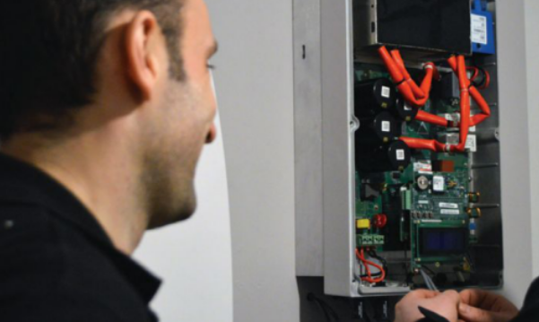 
	中國(guó)儲(chǔ)能網(wǎng)訊：以色列太陽(yáng)能組件級(jí)電力電子設(shè)備制造商SolarEdge公司在過(guò)去幾年一直致力于開(kāi)發(fā)自己的StorEdge太陽(yáng)能電池逆變器控制系統(tǒng)。但是，在競(jìng)爭(zhēng)激烈的全球太陽(yáng)能逆變器行業(yè)中，其儲(chǔ)能業(yè)務(wù)仍占其不斷增長(zhǎng)業(yè)務(wù)份額的很小一部分