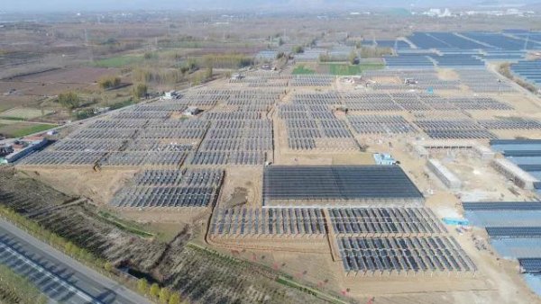 
	　　“在世界范圍內(nèi)，2017年像印度、拉美、中非等很多區(qū)域都已經(jīng)實(shí)現(xiàn)了光伏平價(jià)上網(wǎng)，其中一個(gè)很重要的因素是這些地區(qū)的自然條件非常好。與之相比，中國光伏要實(shí)現(xiàn)平價(jià)上網(wǎng)還有非常大的挑戰(zhàn)