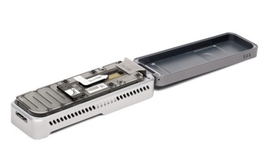 
            	含有多達(dá) 30 億鹼基對(duì)的人類基因體，常用來當(dāng)作測(cè)試 DNA 定序設(shè)備的標(biāo)準(zhǔn)，盡管科技日新月異，重組基因體的過程就像拼湊一幅巨大拼圖般艱難，不僅這些“拼圖”數(shù)量驚人，還包含許多重復(fù)的長(zhǎng)段序列。不過再怎么難解的問題似乎還是有解決的一天