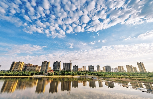 
            	經(jīng)過大力治理，河北省的大氣環(huán)境明顯好轉(zhuǎn)，空氣優(yōu)良天數(shù)逐年增加。圖為碧水藍天下的邢臺七里河美景