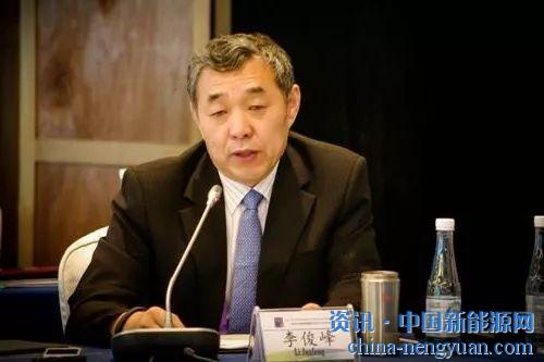                                                                                                                                                 
	　　隨著一系列數(shù)據(jù)出爐，光伏發(fā)電在2017年交出了一份完美的成績單。根據(jù)國家能源局公布的數(shù)據(jù)，2017年，光伏發(fā)電新增裝機(jī)5306萬千瓦，居可再生能源之首