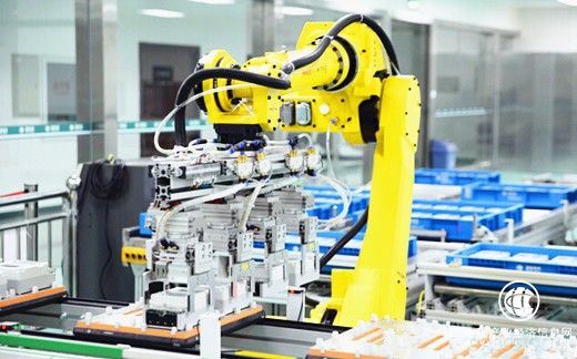 
                    
	  2017年，工業(yè)和信息化系統(tǒng)在以習(xí)近平同志為核心的黨中央堅(jiān)強(qiáng)領(lǐng)導(dǎo)下，深入貫徹落實(shí)黨中央、國務(wù)院決策部署，堅(jiān)持穩(wěn)中求進(jìn)工作總基調(diào)，以供給側(cè)結(jié)構(gòu)性改革為主線，深入推進(jìn)“放管服”改革，全面推進(jìn)制造強(qiáng)國和網(wǎng)絡(luò)強(qiáng)國建設(shè)，推動(dòng)制造業(yè)從數(shù)量擴(kuò)張向質(zhì)量提高的戰(zhàn)略性轉(zhuǎn)變，工業(yè)運(yùn)行實(shí)現(xiàn)穩(wěn)中有進(jìn)、穩(wěn)中向好、好于預(yù)期，整體呈現(xiàn)質(zhì)量效益同步改善、結(jié)構(gòu)調(diào)整明顯加快、新舊動(dòng)能有序轉(zhuǎn)換的良好勢頭，工業(yè)經(jīng)濟(jì)站上高質(zhì)量發(fā)展新起點(diǎn)；信息通信業(yè)保持快速發(fā)展，互聯(lián)網(wǎng)迅猛發(fā)展，數(shù)