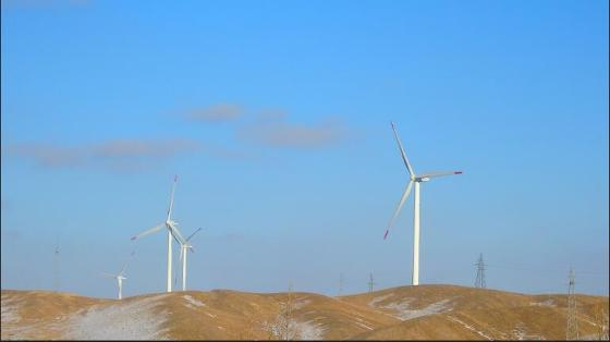 
            	日出江花紅勝火，春來風資展新顏。伴隨著2018年春天的到來，上海電氣風電集團（以下簡稱“風電集團”）風資源開發(fā)部在風電行業(yè)競爭日趨激烈的市場環(huán)境中，接連在河南、內(nèi)蒙古、山西三?。▍^(qū)）簽署風電項目合作協(xié)議，實現(xiàn)了開門紅