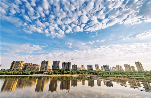 




　　經(jīng)過大力治理，河北省的大氣環(huán)境明顯好轉(zhuǎn)，空氣優(yōu)良天數(shù)逐年增加。圖為碧水藍天下的邢臺七里河美景