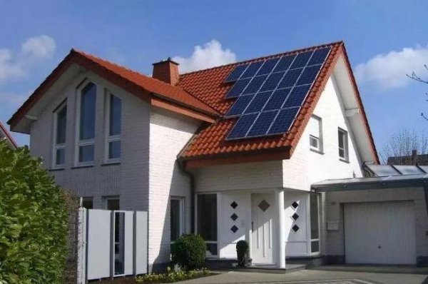 
	　　我們發(fā)現(xiàn)，在我們身邊越來越多的光伏電站拔地而起。不僅是電力公司建設(shè)的集中式光伏電站，企業(yè)、城市、農(nóng)村、工廠也都紛紛加入到了光伏發(fā)電的浪潮中，光伏電站隨處可見!連鄰居家都裝光伏了，你還在等?

	　　城市：裝的不是光伏是環(huán)保

	　　城里人，有穩(wěn)定且較高的收入，手上一般有多余的資金會用來做一些投資和理財產(chǎn)品