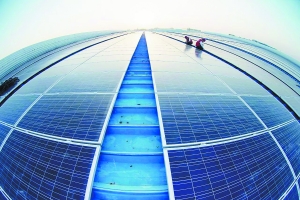 
	

	　　光伏企業(yè)東方日升在去年底投資80億元擴建基地后，近日又投入20億元建設(shè)新基地。近年來，各光伏企業(yè)都在進(jìn)行產(chǎn)能競賽，但近年來光伏產(chǎn)能過剩的預(yù)警層出不窮