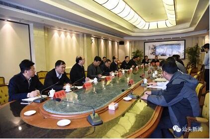 　　今天上午，市長(zhǎng)鄭劍戈在汕頭迎賓館與上海電氣風(fēng)電集團(tuán)總裁金孝龍一行座談，就進(jìn)一步推動(dòng)雙方合作進(jìn)行深入交流。
　　
　　上海電氣汕頭風(fēng)電裝備項(xiàng)目位于濠江區(qū)廣澳物流園，占地面積136畝，計(jì)劃投資5億元，計(jì)劃產(chǎn)能150—200臺(tái)，預(yù)計(jì)年產(chǎn)值將超過60億元