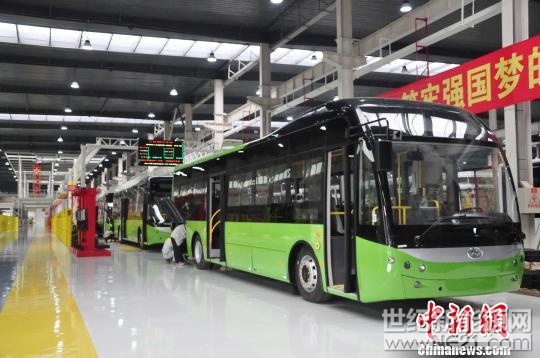 科技部部長萬鋼2月26日表示，按照國務(wù)院頒布的發(fā)展規(guī)劃，到2020年，新能源汽車年產(chǎn)量要達到200萬輛，希望下一步能夠隔年翻番，要達到這個目標，還需要有很強的創(chuàng)新能力。



圖為廣西貴港市華奧新能源汽車有限公司新能源汽車生產(chǎn)作業(yè)區(qū)