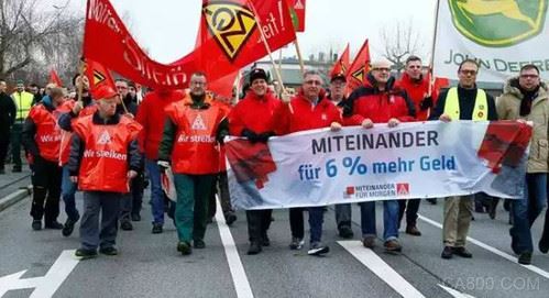 
                    
	


	 


	德系汽車三巨頭受罷工潮波及高技術工人供不應求成工會籌碼


	本報記者 龔夢澤


	近日，德國34年來最大規(guī)模的罷工事件終于塵埃落定。此前，代表著德國機械制造、冶金、汽車、電子產(chǎn)品雇員權益的歐洲最大公會德國金屬業(yè)工會（IG Metall）曾要求為390萬名雇員上漲6%的工資