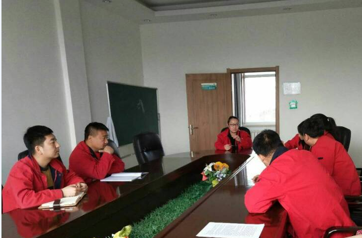                  2月23日，春節(jié)長假后的第二天，烏海電業(yè)局海南農(nóng)電所開展了專題安全日活動，充分利用安全生產(chǎn)典型案例回頭看手段，回顧以往客戶投訴事故案例，組織搶修和窗口人員進行安全生產(chǎn)及優(yōu)質(zhì)服務大討論，讓每一名搶修人員牢固樹立“安全第一、用戶至上”的思想，徹底杜絕習慣性違章及客戶投訴。參會人員一下子就被吸引住了，大家對這樣的安全日活動形式贊不絕口