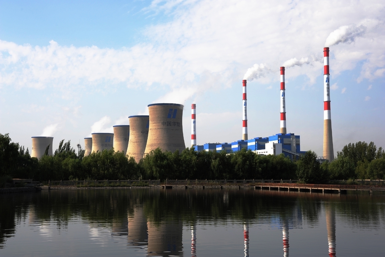 
	中國(guó)儲(chǔ)能網(wǎng)訊：為推進(jìn)達(dá)拉特經(jīng)濟(jì)開(kāi)發(fā)區(qū)增量配電業(yè)務(wù)改革工作，達(dá)拉特經(jīng)濟(jì)開(kāi)發(fā)區(qū)管委會(huì)協(xié)商內(nèi)蒙古電力(集團(tuán))有限責(zé)任公司入股潤(rùn)達(dá)能源公司，并就各方所占股比達(dá)成初步意見(jiàn)。


	


	圖為達(dá)拉特發(fā)電廠(chǎng)


	近日，內(nèi)蒙古電力公司函復(fù)開(kāi)發(fā)區(qū)管委會(huì)，進(jìn)一步明確了各方重組內(nèi)蒙古潤(rùn)達(dá)能源公司所占股比、組建配網(wǎng)公司和綜合能源公司2家子公司等意見(jiàn)，近期可完成潤(rùn)達(dá)能源公司股權(quán)重組;內(nèi)蒙古電力公司也將責(zé)成具有電網(wǎng)輸配電服務(wù)能力的子公司加快推進(jìn)達(dá)拉特經(jīng)濟(jì)開(kāi)發(fā)區(qū)新增配電網(wǎng)規(guī)劃、建設(shè)、運(yùn)營(yíng)及園區(qū)配電價(jià)格測(cè)算等改革相關(guān)工作，開(kāi)發(fā)區(qū)