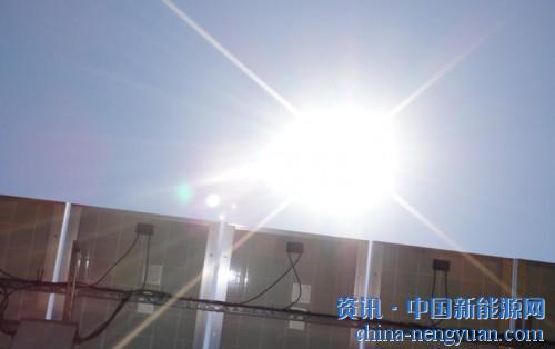                                                                                                                                                 
	　　臺灣電力公司（臺電）周四慶祝在臺灣本島最小的縣彰化縣建設(shè)100兆瓦的光伏電站。

	　　該電站位于彰化濱海工業(yè)園內(nèi)，將安裝在原本用于建設(shè)燃煤電廠的土地上