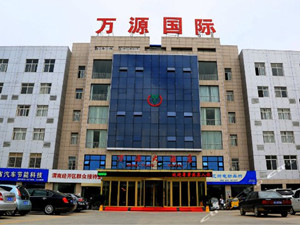 
            	近日，萬源國際與內(nèi)蒙古達(dá)茂旗航天日N新能源開發(fā)有限公司就達(dá)茂旗百靈廟二期5萬千瓦風(fēng)電項目達(dá)成設(shè)備供貨合同。根據(jù)合同，萬源國際將向內(nèi)蒙古航天日N新能源開發(fā)有限公司提供25臺2兆瓦（新）永磁直驅(qū)風(fēng)電機(jī)組