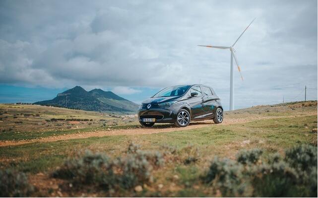 　　綠色能源可以說(shuō)是最近幾年關(guān)注度比較高的詞了。提起綠色能源，總會(huì)讓人天然的聯(lián)想到特斯拉