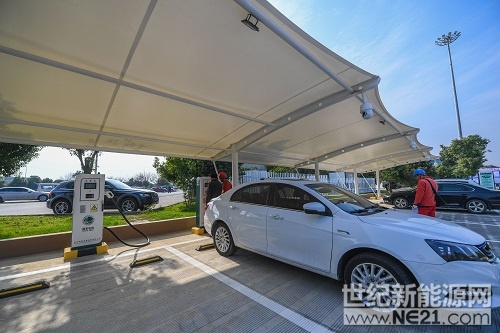 

資料圖：高速服務(wù)區(qū)電動汽車充電站運維人員幫助一位首次使用服務(wù)區(qū)充電設(shè)備的電動車主進行充電。 新華社記者徐昱攝
參考消息網(wǎng)2月28日報道 西媒稱，中國將在2022年擁有該國首條太陽能“超級高速公路”