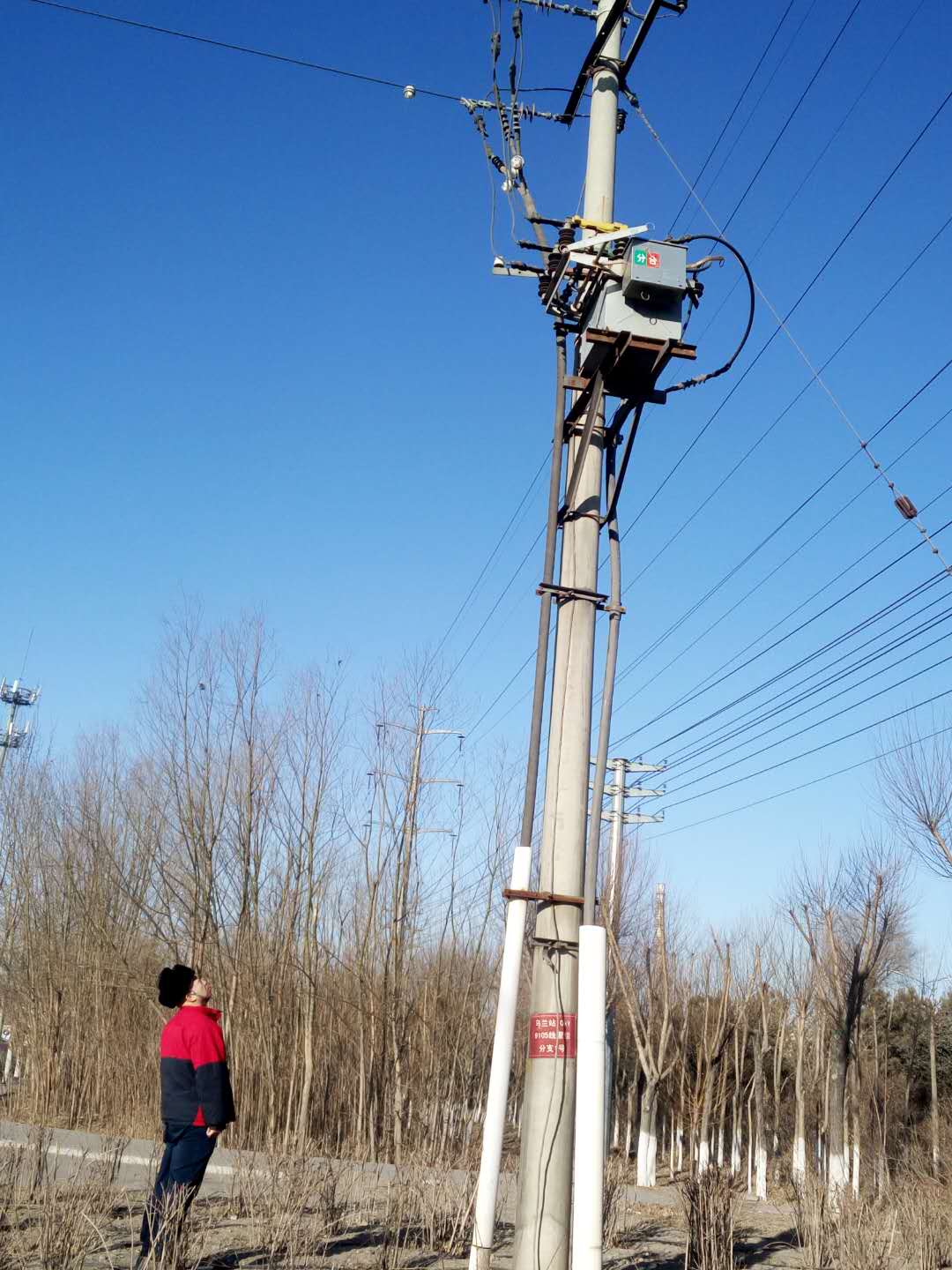                     2月26日，春節(jié)小長假后的第四個工作日，歡樂、團聚的氣息還未散盡，元宵佳節(jié)已悄然臨近，烏海電業(yè)局農(nóng)電處“兵不卸甲”持續(xù)發(fā)力，把元宵節(jié)保供電工作作為重要任務來抓，提前周密部署，細化落實責任，以春節(jié)保電為契機，繼續(xù)備戰(zhàn)2018年元宵節(jié)保電工作。農(nóng)歷正月十五是我國傳統(tǒng)節(jié)日元宵節(jié)，由古至今有張燈結(jié)彩、燃放煙花爆竹的歡慶習俗