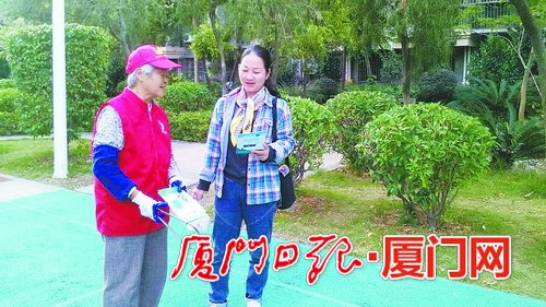 
            	在碧海藍天小區(qū)，志愿者宣傳垃圾分類。社區(qū)小朋友變身垃圾分類志愿者