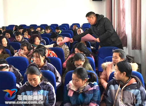 
            	近日，龍港鎮(zhèn)u艚社區(qū)在u艚二小開展垃圾分類教育培訓活動，方城底、東浦口、橫池三個村代表和學校師生共約300人參加培訓。據(jù)了解，龍港鎮(zhèn)自全力推進“垃圾革命”以來，大力實施“垃圾革命”進校園活動，全面提高師生垃圾分類意識，普及垃圾分類常識，將開展垃圾革命活動與學校德育工作、美麗校園建設(shè)等有機結(jié)合，培養(yǎng)師生的環(huán)保意識、垃圾分類的良好習慣，構(gòu)建學校、家庭、社區(qū)三位一體教育機制