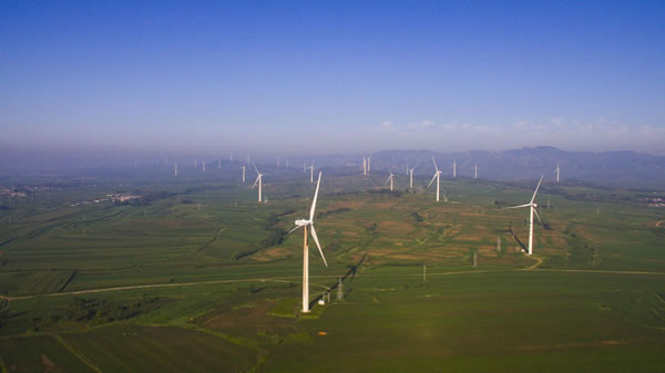 
	　　受2016年監(jiān)測預(yù)警制度以及補貼下調(diào)的影響，2017年我國風(fēng)電裝機需求放緩。但隨著國家清潔低碳能源戰(zhàn)略的逐步落地，風(fēng)電主體地位上升，并網(wǎng)消納難題正在破解，在此背景下，2018年我國風(fēng)電行業(yè)呈向好態(tài)勢