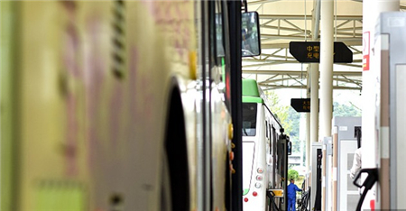 
	中國儲(chǔ)能網(wǎng)訊：承包了十幾年公交車運(yùn)營的王強(qiáng)（化名）沒有想到，自己正陷入一個(gè)要不要運(yùn)營新能源公交車的兩難選擇中。


	“以前運(yùn)營一臺(tái)燃油公交車，每年純利潤能有8萬、9萬元，現(xiàn)在更換成新能源公交車，如果拿不到運(yùn)營補(bǔ)貼就很可能會(huì)賠錢