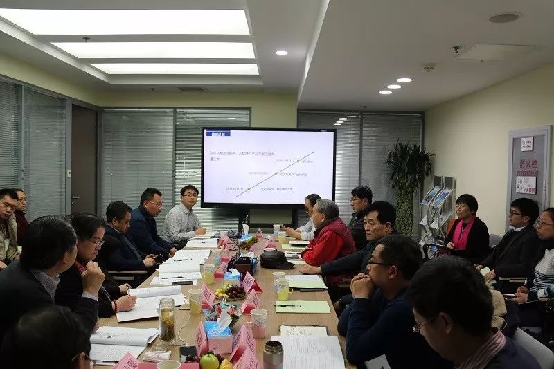 　　2018年2月7日，全國智能建筑及居住區(qū)數(shù)字化標(biāo)準(zhǔn)化技術(shù)委員會在北京主持召開了《基于國產(chǎn)密碼算法的智能水表安全技術(shù)解決方案》評審會。  圖為評審會現(xiàn)場 　　住房城鄉(xiāng)建設(shè)部城市建設(shè)司原副司長章林偉、住房城鄉(xiāng)建設(shè)部信息中心原副主任王毅、住房城鄉(xiāng)建設(shè)部城市建設(shè)司水務(wù)處處長曹燕進(jìn)、住房城鄉(xiāng)建設(shè)部標(biāo)準(zhǔn)定額研究所產(chǎn)品標(biāo)準(zhǔn)處處長展磊、住房城鄉(xiāng)建設(shè)部信息中心處長曲福順、住房城鄉(xiāng)建設(shè)部IC卡應(yīng)用服務(wù)中心主任馬虹、全國智能建筑及居住區(qū)數(shù)字化標(biāo)準(zhǔn)化技術(shù)委員會副主任委員張永剛出席會議，來自國家質(zhì)