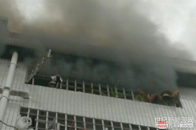 要說這哥們肯定也是個(gè)靠技術(shù)吃飯的人才，不然也不會(huì)和Solar City老板馬斯克一樣，搞太陽能家庭儲(chǔ)電這么前衛(wèi)的玩意。如果成功了，媒體的標(biāo)題態(tài)度可能就要180度大轉(zhuǎn)彎，但在居民樓里做實(shí)驗(yàn)，還不知道為了省錢還是省事用的鋁電線，說明這位“工程師”水平還不行啊……不服來辯

深圳南山一住戶為了省電，自己搞起了小發(fā)明，違規(guī)在房屋內(nèi)安裝自己組裝的太陽能儲(chǔ)電設(shè)備，不料卻因此引發(fā)火災(zāi)

2018年2月27日10時(shí)許，塘朗派出所接群眾報(bào)警，稱看見塘朗新村某棟某房著火、冒