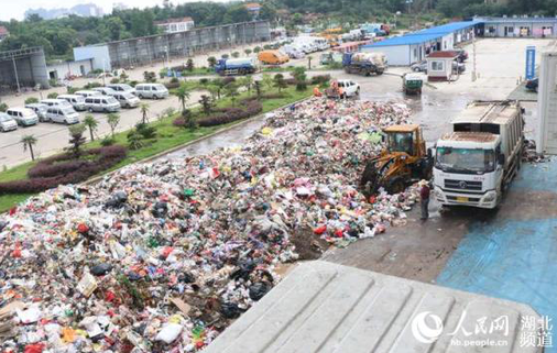 
            	垃圾在日常生活中再常見不過了。不過，你恐怕很難意識到，因為自己的一個無心的舉動，這些看似無用的廢品竟然會對別人造成嚴重的傷害……除夕夜，浙江一名環(huán)衛(wèi)工人在清理垃圾時，雙手被垃圾中的一瓶強酸化學(xué)品腐蝕