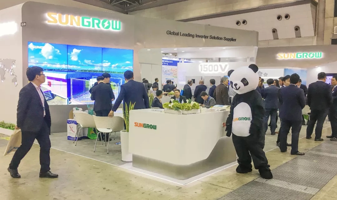 
	中國儲(chǔ)能網(wǎng)訊：2月28-3月2日，日本規(guī)模最大、最具影響力的日本國際智能能源周在東京盛大舉行。逆變技術(shù)實(shí)力派陽光電源攜1500V組串逆變器新品、直流側(cè)儲(chǔ)能系統(tǒng)、浮體等頂尖產(chǎn)品與解決方案精彩亮相，兩天吸引上萬參觀者駐足，其中儲(chǔ)能還現(xiàn)場簽約近30MWh大單，在日本刮起一股“陽光風(fēng)暴”