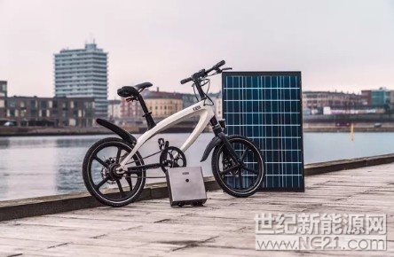 電動(dòng)自行車(chē)在市場(chǎng)上并不少見(jiàn)，但總部位于哥本哈根的一家創(chuàng)業(yè)公司最近推出了一個(gè)小巧迷你的緊湊型產(chǎn)品并搭載太陽(yáng)能電池組，可謂是黑科技感十足。同很多電動(dòng)自行車(chē)一樣，這款自行車(chē)同樣具備自動(dòng)助理的功能，使用的是250瓦電動(dòng)機(jī)，在短短幾秒鐘之內(nèi)就可以達(dá)到15英里/小時(shí)的速度，而電池充滿的狀態(tài)下則可以保持30英里的續(xù)航標(biāo)準(zhǔn)，滿足日常上下班通勤是完全沒(méi)有問(wèn)題的