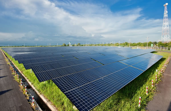 
	　　昨日，工信部印發(fā)《光伏制造行業(yè)規(guī)范條件(2018年本)》，強(qiáng)調(diào)嚴(yán)格控制新上單純擴(kuò)大產(chǎn)能的光伏制造項(xiàng)目。

	　　工信部稱，為深入落實(shí)《國(guó)務(wù)院關(guān)于促進(jìn)光伏產(chǎn)業(yè)健康發(fā)展的若干意見(jiàn)》，進(jìn)一步推動(dòng)光伏產(chǎn)業(yè)結(jié)構(gòu)調(diào)整和轉(zhuǎn)型升級(jí)，持續(xù)加強(qiáng)行業(yè)管理，提高行業(yè)發(fā)展水平，對(duì)《光伏制造行業(yè)規(guī)范條件》進(jìn)行了修訂