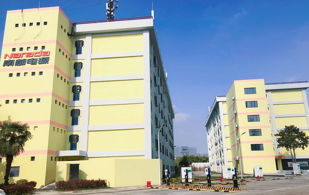 
	中國儲(chǔ)能網(wǎng)訊：經(jīng)中國國際儲(chǔ)能大會(huì)組委會(huì)確認(rèn)，浙江南都電源動(dòng)力股份有限公司(以下簡稱“南都電源”）決定聯(lián)合主辦2018“第八屆中國國際儲(chǔ)能大會(huì)”，此次大會(huì)將于2018年5月19—21日在深圳召開。據(jù)主辦方負(fù)責(zé)人介紹，雙方此次合作，旨在發(fā)揮各自資源與渠道優(yōu)勢，形成合力，共推儲(chǔ)能產(chǎn)業(yè)商業(yè)化運(yùn)營發(fā)展難題，提升儲(chǔ)能電站建設(shè)與運(yùn)維、儲(chǔ)能系統(tǒng)集成優(yōu)化與產(chǎn)業(yè)競爭力