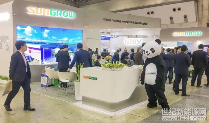 2月28-3月2日，日本規(guī)模最大、最具影響力的日本國(guó)際智能能源周在東京盛大舉行。逆變技術(shù)實(shí)力派陽(yáng)光電源攜1500V組串逆變器新品、直流側(cè)儲(chǔ)能系統(tǒng)、浮體等頂尖產(chǎn)品與解決方案精彩亮相，兩天吸引上萬(wàn)參觀者駐足，其中儲(chǔ)能還現(xiàn)場(chǎng)簽約近30MWh大單，在日本刮起一股“陽(yáng)光風(fēng)暴”