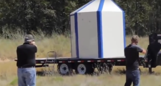 
            	為應(yīng)對(duì)校園大規(guī)模槍擊事件，美國(guó)俄克拉荷馬州的一個(gè)小鎮(zhèn)已在小學(xué)和初中的教室里安裝了防彈“碉堡”。據(jù)福克斯新聞網(wǎng)（FoxNews）3月2日援引俄克拉荷馬KOCO 5頻道新聞報(bào)道，俄克拉荷馬州希頓學(xué)區(qū)（The Healdton school district）已經(jīng)在其小學(xué)和初中的教室內(nèi)設(shè)置了7個(gè)防彈避難所，并計(jì)劃推廣到高中