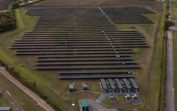 
	中國儲(chǔ)能網(wǎng)訊：英國可再生能源開發(fā)商Anesco公司表示，英國的太陽能和儲(chǔ)能部署的收入模式重疊，可能會(huì)導(dǎo)致沖突。


	在倫敦召開的儲(chǔ)能峰會(huì)上，Anesco公司董事長Steve Shine解釋說，雖然該公司在太陽能項(xiàng)目上沒有獲得補(bǔ)貼，但其Clay Hill太陽能項(xiàng)目的商業(yè)模式正在逐漸淘汰