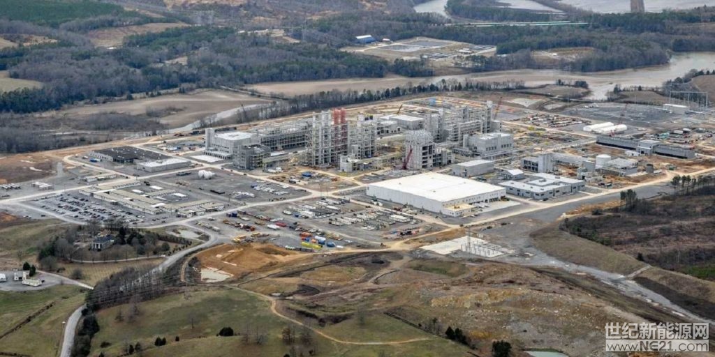 2017年美國生產(chǎn)基地發(fā)生爆炸后，德國多晶硅生產(chǎn)商瓦克化學集團正在接受當?shù)卣恼{查。據(jù)了解，由于事故發(fā)生前的維護工作未能遵守有關個人防護和員工安全等相關規(guī)定，瓦克化學必須支付20,000美元的罰款