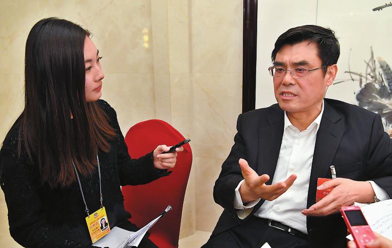 　　編者按 黨的十九大謀劃了全面建設(shè)社會(huì)主義現(xiàn)代化強(qiáng)國(guó)的宏偉藍(lán)圖，強(qiáng)調(diào)培育具有全球競(jìng)爭(zhēng)力的世界一流企業(yè)。目前，電力領(lǐng)域各央企紛紛據(jù)此提出了新的戰(zhàn)略目標(biāo)，進(jìn)一步謀求轉(zhuǎn)型發(fā)展