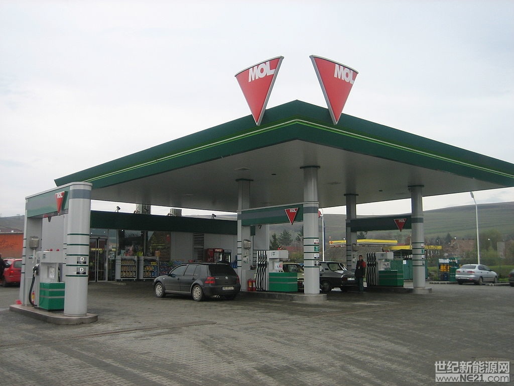 匈牙利石油及天然氣供應(yīng)商MOL集團(tuán)宣布有意進(jìn)軍太陽能業(yè)務(wù)，表示初步將在該國三個(gè)主要工業(yè)基地的閑置地區(qū)建造總計(jì)容量為18.3兆瓦的三座光伏發(fā)電廠。



位于羅馬尼亞特蘭西瓦尼亞Ludus的MOL加油站