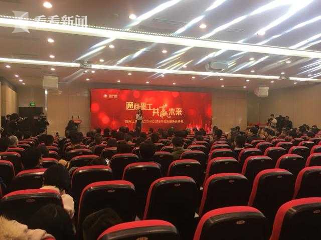 
　　今天（3月1日），記者從國(guó)網(wǎng)上海市電力公司召開的“通商惠工？共贏未來”2018年優(yōu)質(zhì)服務(wù)工作啟動(dòng)會(huì)上獲悉：為向廣大客戶提供更加良好的營(yíng)商環(huán)境，國(guó)網(wǎng)上海電力將全面打造以客戶為中心的能源管家服務(wù)品牌，厚植微小企業(yè)發(fā)展土壤，實(shí)現(xiàn)低壓客戶電力接入工程零投資，加快推進(jìn)公司向綜合能源服務(wù)商的轉(zhuǎn)型升級(jí)。

　　會(huì)上，國(guó)網(wǎng)上海電力表示，公司將以實(shí)際行動(dòng)著力推行2018年供電服務(wù)十項(xiàng)新舉措，包括：助力優(yōu)化營(yíng)商環(huán)境，全面落實(shí)“五省、五增”十大舉措；夯實(shí)民生服務(wù)，實(shí)施八大服