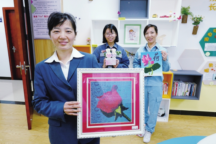 
　　去年，廣東電網(wǎng)公司江門供電局雅瑤供電所員工的辦公條件等得到明顯改善。在這個(gè)和諧溫暖的新“家”中，該所員工以主人翁精神不斷美化和改善供電所環(huán)境