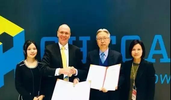 為推動(dòng)臺(tái)灣與加拿大兩國間的氫能與燃料電池技術(shù)與產(chǎn)業(yè)交流，臺(tái)灣燃料電池伙伴聯(lián)盟與加拿大氫能與燃料電池協(xié)會(huì)日前在東京舉辦的再生能源周(FCexpo)會(huì)場簽訂合作備忘錄，透過雙方業(yè)界聯(lián)盟的合作，帶動(dòng)臺(tái)、加產(chǎn)業(yè)的合作發(fā)展，共創(chuàng)雙贏。

	
▲臺(tái)灣燃料電池伙伴聯(lián)盟召集人左峻德(右二)、加拿大氫能與燃料電池協(xié)會(huì)會(huì)長Andreas Truckenbrodt(左二)代表雙方簽訂合作備忘錄;聯(lián)盟執(zhí)行長林若蓁(左一)、加拿大辦事處商務(wù)經(jīng)理陳幼欣(右一)