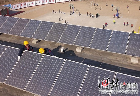 

2017年12月13日，技術(shù)人員在灤南縣姜泡村龍子心小學(xué)保養(yǎng)用于為校內(nèi)碳纖維電暖器供電的光伏發(fā)電板。

灤南縣在全縣農(nóng)村中小學(xué)、衛(wèi)生院和鄉(xiāng)鎮(zhèn)機(jī)關(guān)事業(yè)單位推廣“碳纖維電暖器采暖與光伏發(fā)電”互補(bǔ)項目，在推進(jìn)大氣污染防治工作的同時滿足冬季采暖需求