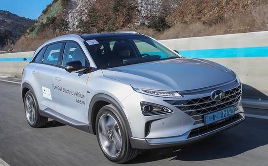
	中國(guó)儲(chǔ)能網(wǎng)訊：據(jù)汽車新聞網(wǎng)報(bào)道，現(xiàn)代汽車認(rèn)為，德國(guó)是其Nexo燃料電池SUV在歐洲的關(guān)鍵市場(chǎng)。


	現(xiàn)代汽車燃料電池開(kāi)發(fā)部門的負(fù)責(zé)人Sae Hoon Kim舉行了一場(chǎng)推介Nexo的新聞發(fā)布會(huì)，在會(huì)上他表示，德國(guó)的目標(biāo)是到2025年建立起400個(gè)加氫站，所以德國(guó)是Nexo最具前景的市場(chǎng)之一