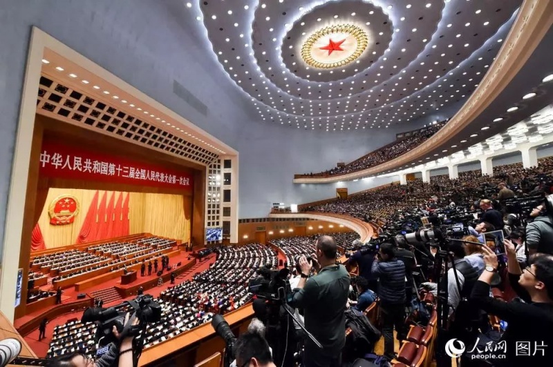 3月5日，第十三屆全國人民代表大會第一次會議在人民大會堂隆重開幕，政府工作報告再次將能源電力列為重點(diǎn)，并明確提出去產(chǎn)能、降成本、綠色發(fā)展同步，樹立綠水青山就是金山銀山理念，以前所未有的決心和力度加強(qiáng)生態(tài)環(huán)境保護(hù)。



陽光電源董事長曹仁賢作為新一屆人大代表上會履職，表示生態(tài)環(huán)境始終是他最為關(guān)心的問題，同時呼吁：“全社會要形成清潔能源將逐步替代化石能源的共識，加快落實(shí)行動，最終讓人人享用清潔電力