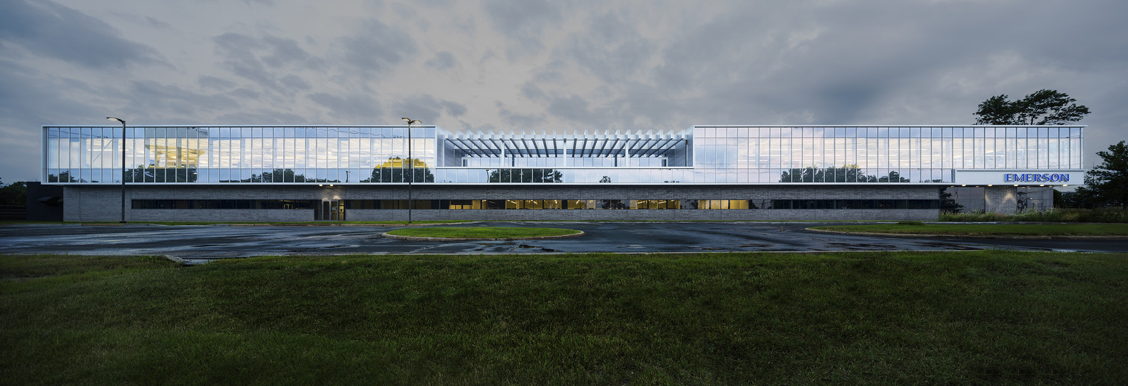 　　隨著人類社會的發(fā)展和科學技術(shù)的進步，一座座精美、雄偉的大樓拔地而起，這些大樓是現(xiàn)代世界建筑史上的一大奇跡，更是見證一個國家或城市發(fā)展的一大標志。身為儀表人，你觀察過儀表行業(yè)里有哪些獨特、有創(chuàng)意的企業(yè)大樓嗎？ 　　艾默生過程控制公司 　　這是位于美國明尼蘇達州明尼阿波利斯西南郊區(qū)的艾默生過程控制公司(EPM)，艾默生過程控制有限公司是艾默生旗下的一員，它為各種工業(yè)的自動化、控制及復雜過程的管理提供過程管理方案，并廣泛應(yīng)用于化工、石油天然氣、電力、冶金、建材、紙漿和造紙、食品和飲料、制