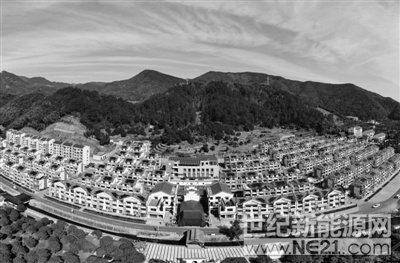 

海曙區(qū)龍觀鄉(xiāng)李岙村家家戶戶屋頂上都安裝了光伏板。 記者 唐嚴 攝

走進海曙區(qū)龍觀鄉(xiāng)李岙村，很多人會發(fā)現(xiàn)這里的房子和其他地方有著明顯的區(qū)別：一整片整齊劃一的聯(lián)排小洋樓白墻黑瓦，和近在咫尺的青綠山水搭配得很協(xié)調(diào)，但每棟小洋樓頂上中間部位的一些“瓦片”卻反射著陽光，格外亮眼