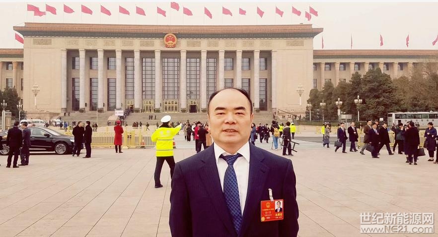 3月5日，第十三屆全國人民代表大會第一次會議在人民大會堂隆重開幕，政府工作報告再次將能源電力列為重點，并明確提出去產(chǎn)能、降成本、綠色發(fā)展同步，樹立綠水青山就是金山銀山理念，以前所未有的決心和力度加強生態(tài)環(huán)境保護。



陽光電源董事長曹仁賢作為新一屆人大代表上會履職，表示生態(tài)環(huán)境始終是他最為關心的問題，同時呼吁：“全社會要形成清潔能源將逐步替代化石能源的共識，加快落實行動，最終讓人人享用清潔電力